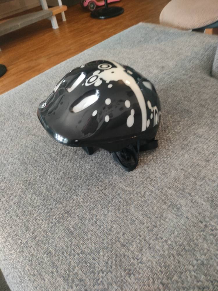 Kinderhelm schwarz mit weißem Design