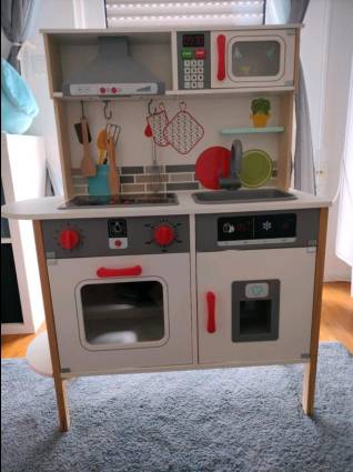 Elektronische Spielküche mit Licht und Sound aus Holz mit Zubehör.