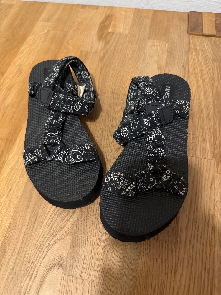 Wie Neu! MNG Schwarze Sandalen mit Paisley-Muster Gr. 28