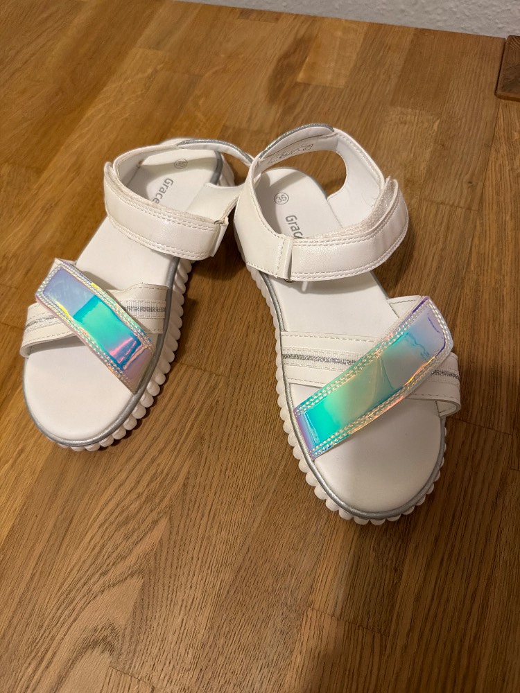 Weiße Sandalen mit holografischen Riemen Gr. 35