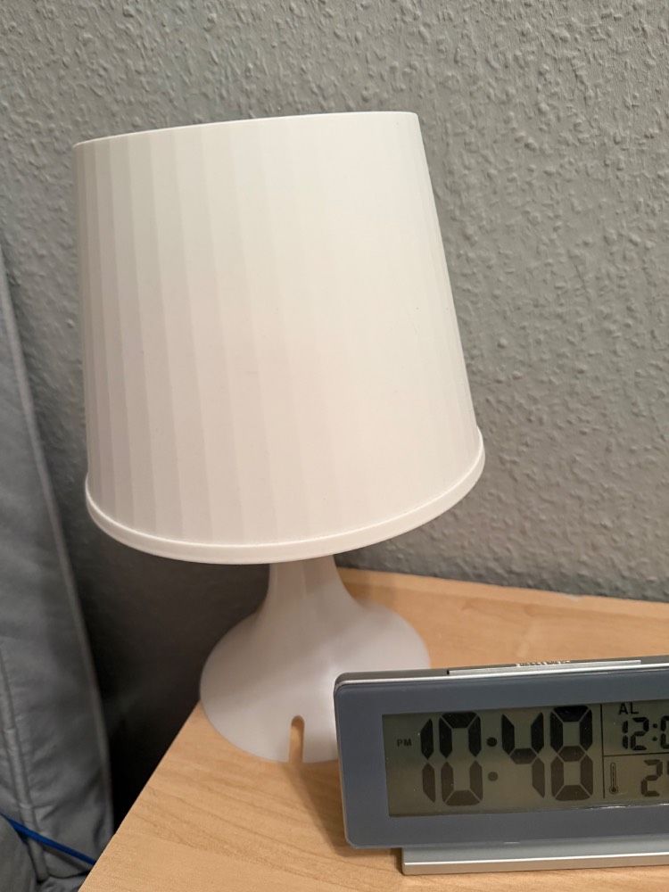Weiße Tischlampe
