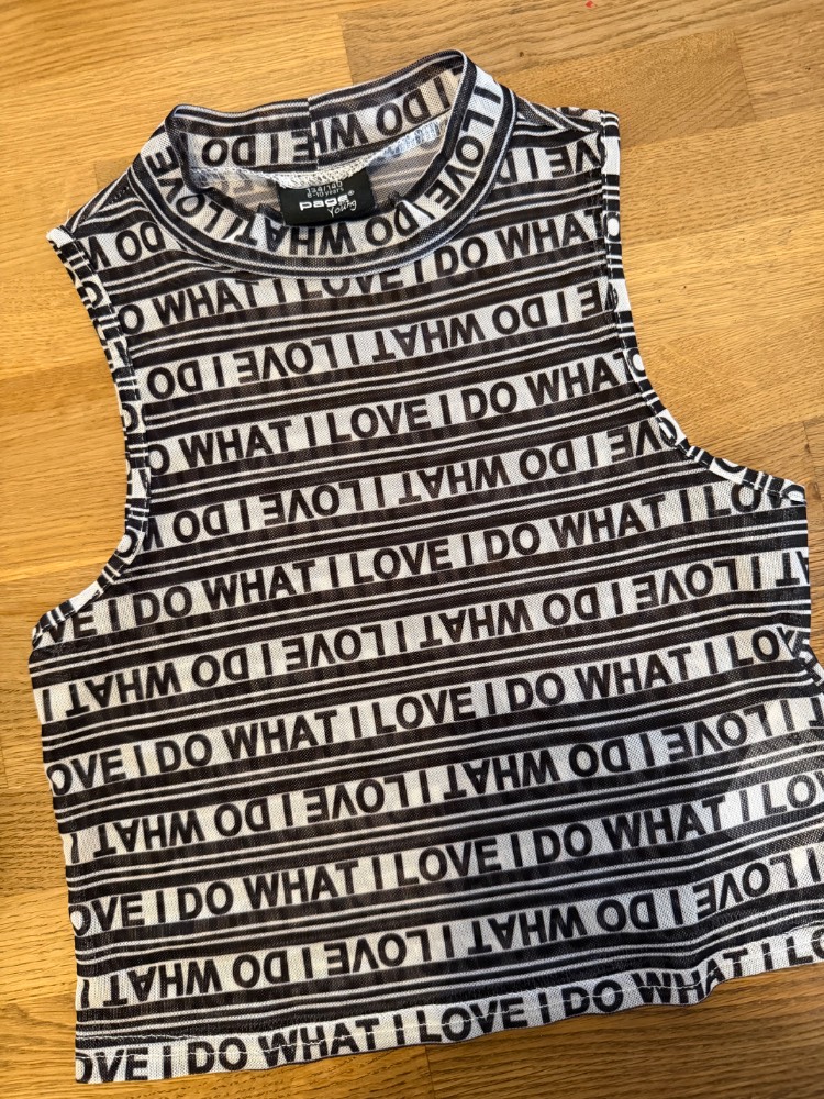 Ärmelloses Crop-Top mit Textmuster Gr. 134