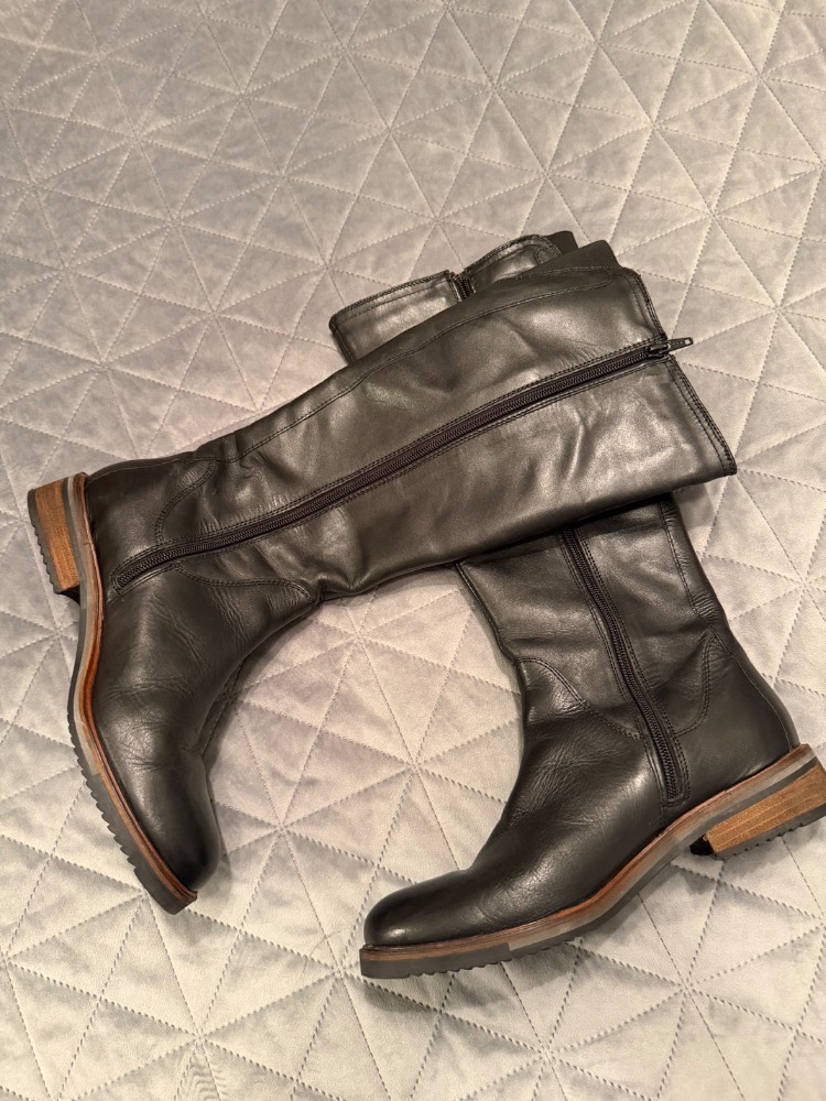 Pier One, schwarzer Lederstiefel mit Reißverschluss (Größe 39)