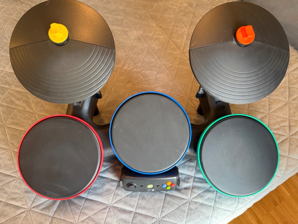 Xbox 360 Guitar Hero Drumset (mit 2 Videospielen)
