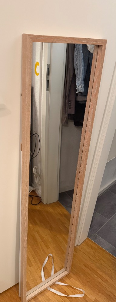 Stehspiegel mit hellem Holzrahmen