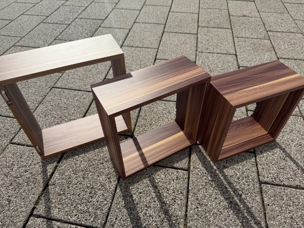 Set aus drei Holzregal-Boxen