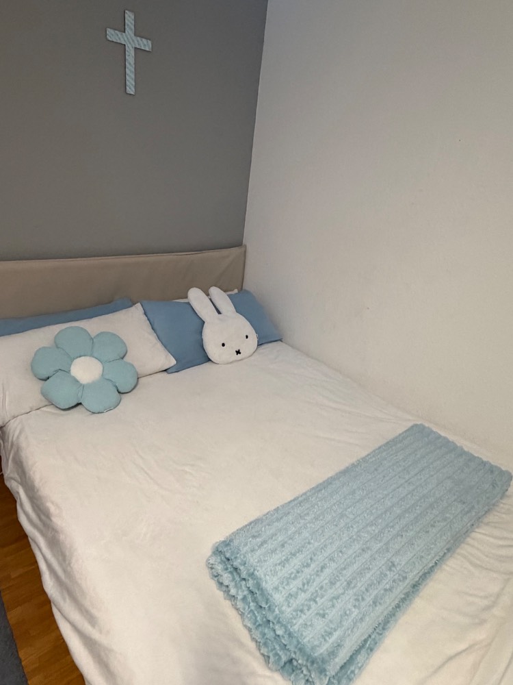 Bettgestell mit Lattenrost, Matratze und Kopfteil 200 x 140 cm