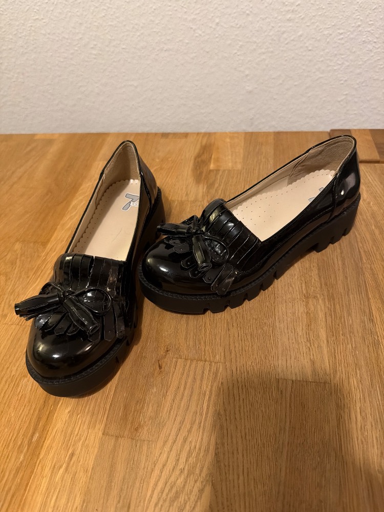 Schwarze Lack-Loafer mit Quasten und Plateausohle. Gr.35/36