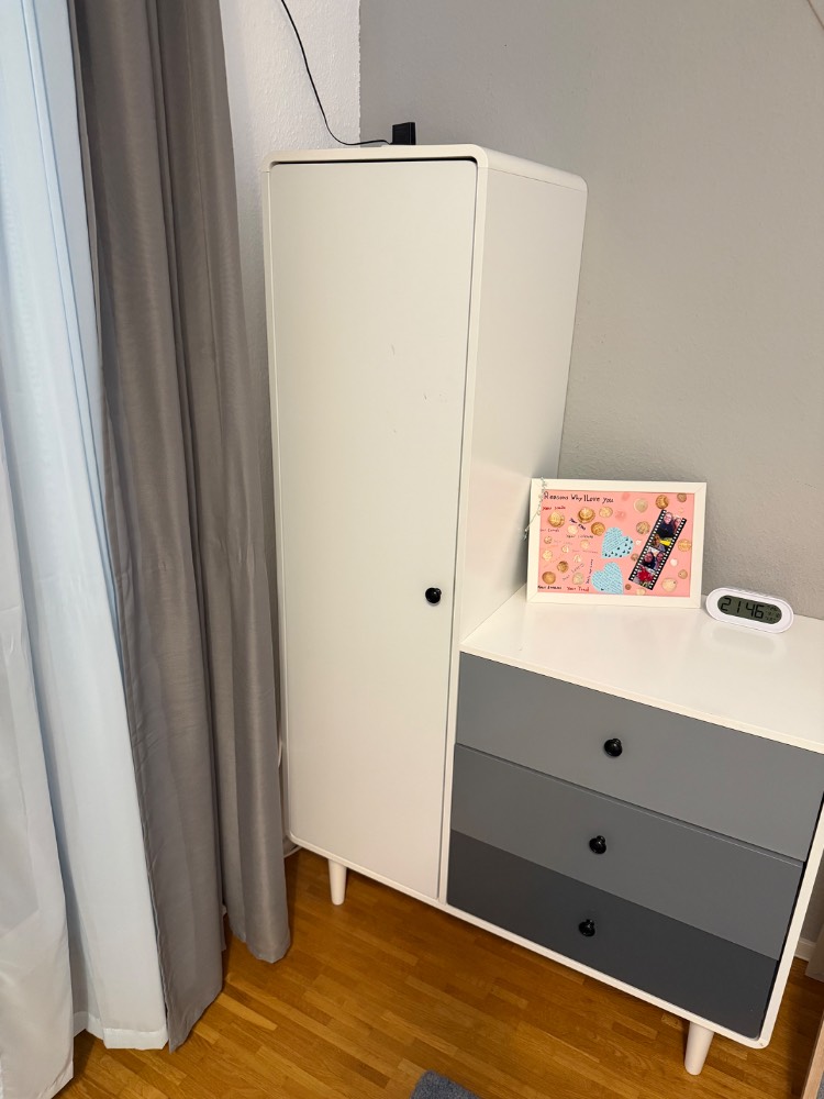 Weiß-grauer Schrank mit Schubladen