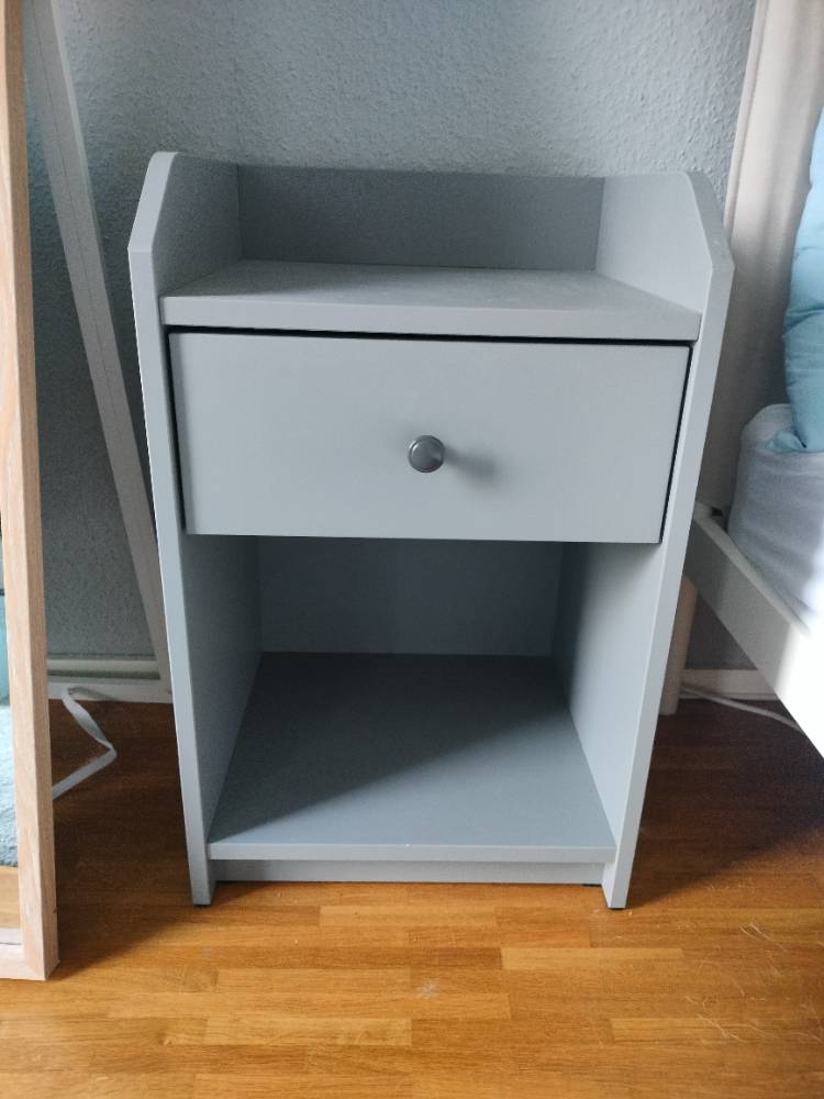 Grauer Nachttisch mit Schublade